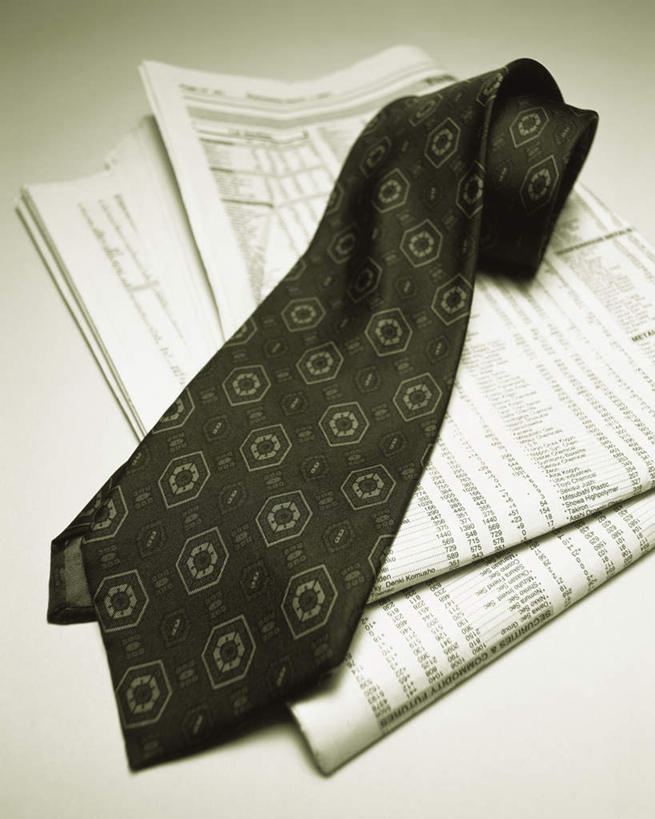 无人,竖图,俯视,室内,特写,白天,静物,报纸,花纹,灰色背景,装饰,信息,图案,领带,纸张,两份,一个,摄影,影棚,单个,新闻,华丽,修饰,点缀,象征,庄重,身份,衬托,美观,雅致,雅观,正式,地位,彩图,高角度拍摄,影棚拍摄,拍摄,报刊