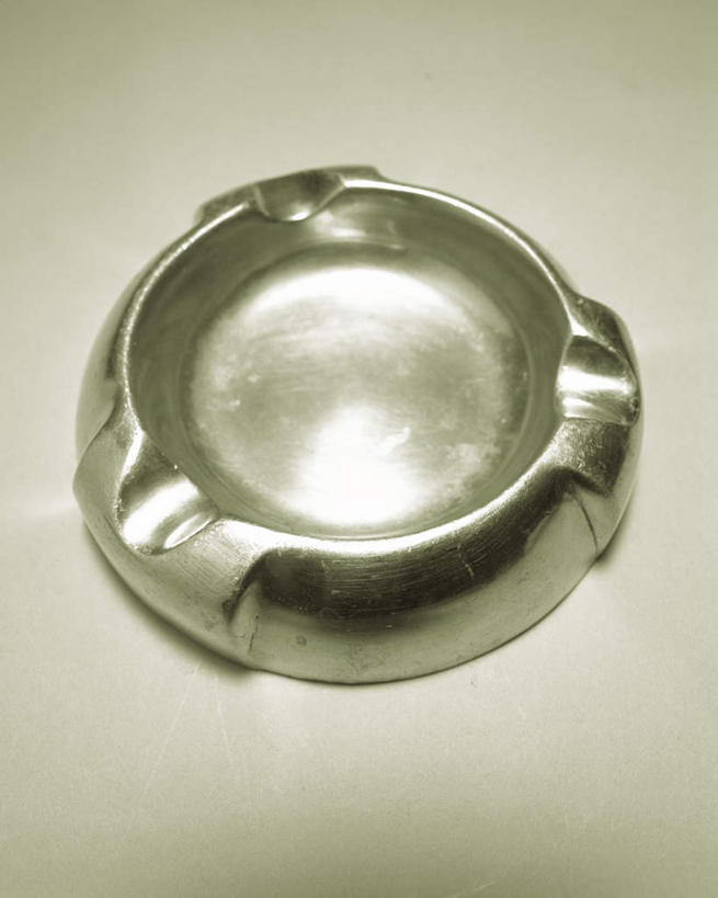 无人,竖图,俯视,室内,特写,白天,静物,金属制品,灰色背景,金属,一个,摄影,影棚,单个,烟灰缸,烟碟,烟盅,烟缸,彩图,高角度拍摄,影棚拍摄,拍摄