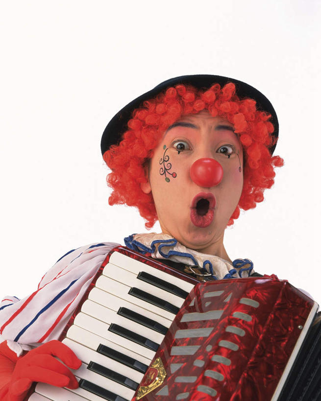 东方人,一个人,小丑,站,竖图,室内,白天,白色背景,正面,化妆,亚洲,仅一个男性,仅一个人,假发,乐器,手风琴,弹奏,演奏,注视,黄种人,仅一个年轻男性,红色,彩妆,观察,看,站着,张嘴,摄影,影棚,观看,搞笑,察看,关注,张大嘴巴,小丑鼻,小丑妆,男人,男性,年轻男性,亚洲人,丑角,张开嘴,站立,半身,彩图,影棚拍摄,欢乐,开心,拍摄