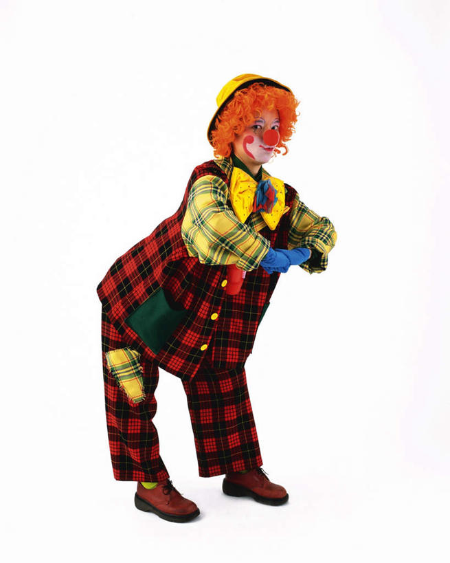 东方人,一个人,小丑,站,笑,微笑,竖图,室内,白天,白色背景,侧面,化妆,帽子,亚洲,仅一个男性,仅一个人,弯腰,纸质,注视,黄种人,仅一个年轻男性,彩妆,观察,看,站着,摄影,影棚,观看,搞笑,鞠躬,察看,小丑帽,关注,礼仪,狂欢帽,派对帽,聚会帽,纸帽,弯身,尊敬,小丑妆,恭敬,男人,男性,年轻男性,亚洲人,丑角,站立,彩图,全身,影棚拍摄,欢乐,开心,拍摄