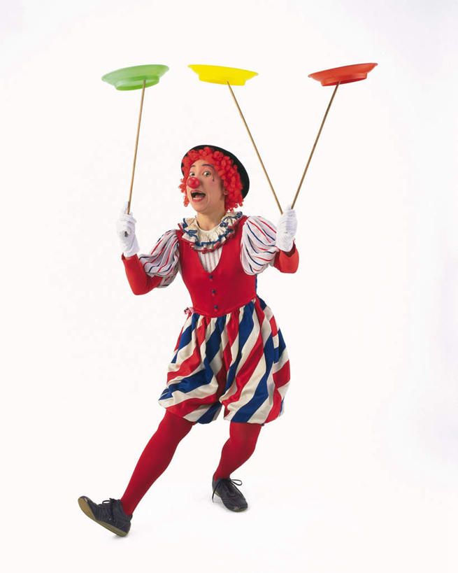 东方人,一个人,小丑,站,举,笑,微笑,露齿笑,竖图,室内,白天,白色背景,正面,化妆,技术,餐具,亚洲,仅一个男性,仅一个人,握,碟子,盘,拿,拿着,黄种人,仅一个年轻男性,三个,黄色,红色,绿色,盘子,彩妆,碟,托,站着,握着,摄影,影棚,搞笑,杂耍,小丑妆,男人,男性,年轻男性,亚洲人,丑角,举起,举手,举着,向上举,向上伸,向上托,站立,彩图,全身,影棚拍摄,欢乐,开心,拍摄