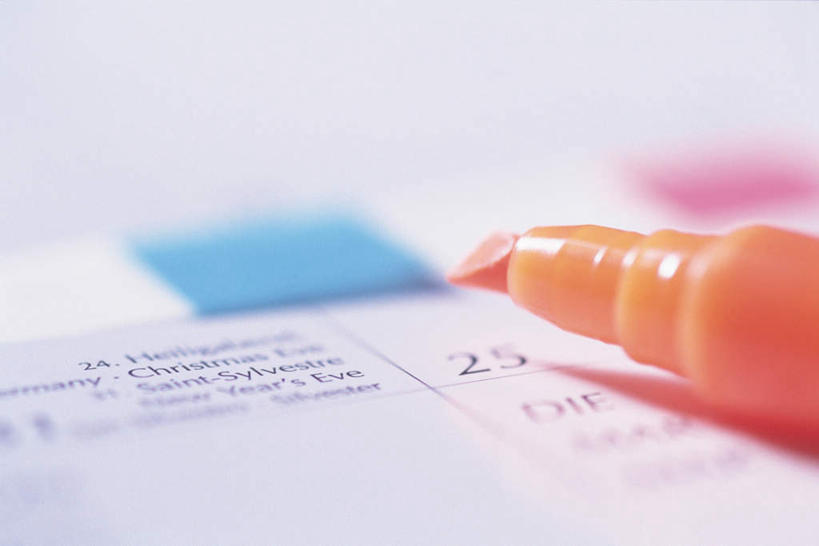 无人,办公室,横图,俯视,室内,特写,白天,办公楼,家具,桌子,写字楼,静物,书籍,朦胧,模糊,笔,标志,文字,字符,字母,办公桌,办公用品,记事本,标识,文具,本子,笔记本,记号笔,学习用品,橙色,商务楼,文具用品,办公家具,书,图书,彩图,高角度拍摄,大楼