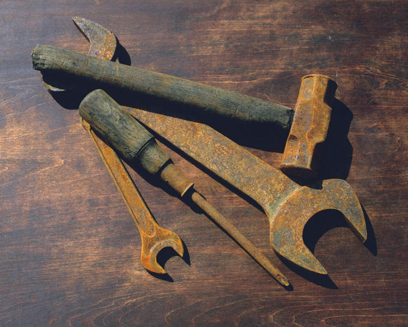 无人,横图,俯视,室内,特写,白天,静物,连接,组合,朦胧,模糊,生锈,工具,榔头,铁锈,扳手,螺丝刀,起子,链接,锈迹,五金,紧固,拼接,拼凑,拼合,凑集,聚合,撮合,链结,牢固,扳头,改锥,彩图,高角度拍摄