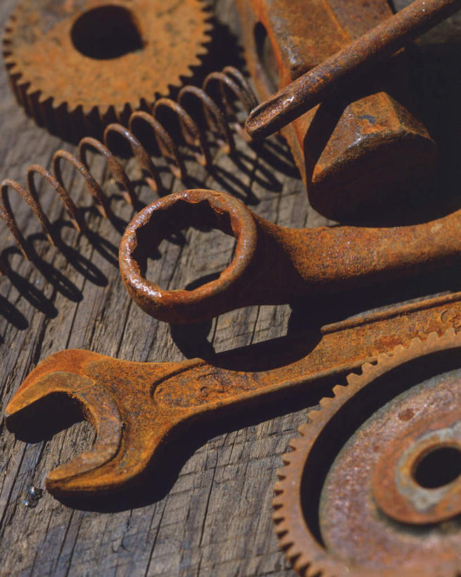 无人,竖图,俯视,室内,白天,零件,齿轮,连接,组合,生锈,弹簧,工具,机械,铁锈,扳手,螺丝刀,起子,链接,锈迹,五金,紧固,拼接,拼凑,拼合,凑集,聚合,撮合,链结,牢固,扳头,改锥,彩图,高角度拍摄