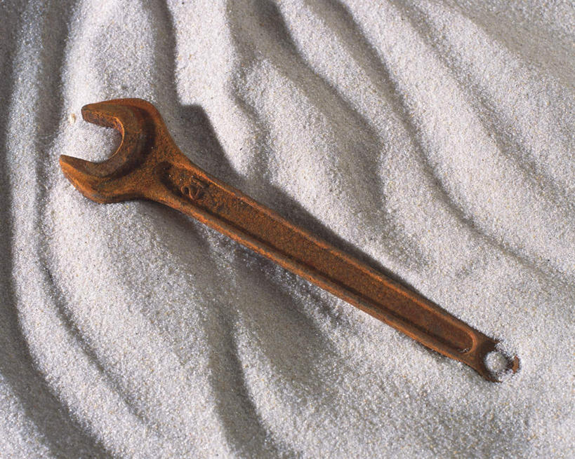 无人,横图,俯视,室内,特写,白天,白色背景,静物,一把,连接,组合,生锈,布,工具,摄影,铁锈,影棚,扳手,链接,锈迹,五金,紧固,拼接,拼凑,拼合,凑集,聚合,撮合,链结,牢固,扳头,彩图,高角度拍摄,影棚拍摄,拍摄