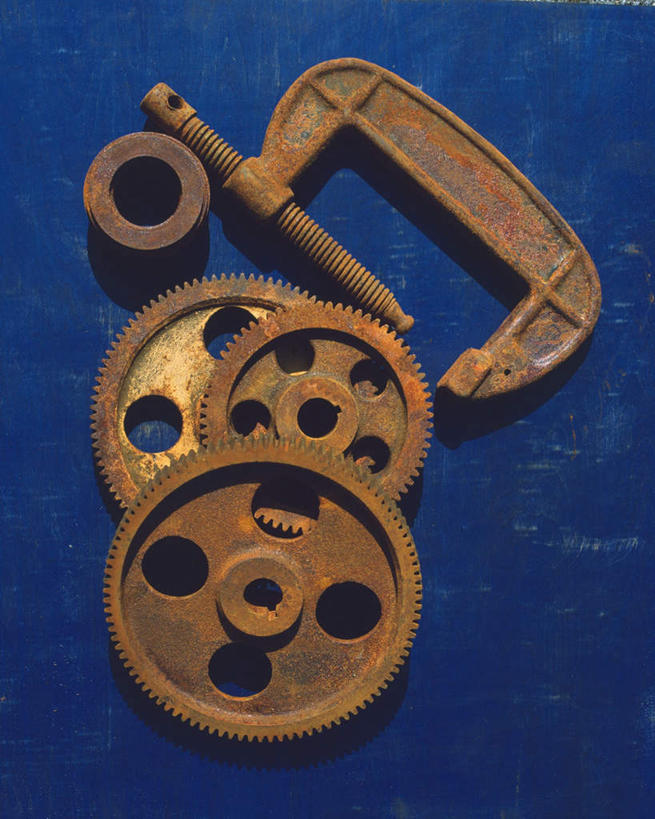 无人,竖图,俯视,室内,白天,齿轮,桌面,桌子,一把,一堆,许多,连接,堆叠,堆积,蓝色背景,组合,生锈,工具,三个,机械,摄影,铁锈,影棚,堆,链接,锈迹,五金,手锯,紧固,拼接,拼凑,垫圈,拼合,凑集,聚合,撮合,链结,牢固,彩图,高角度拍摄,影棚拍摄,拍摄