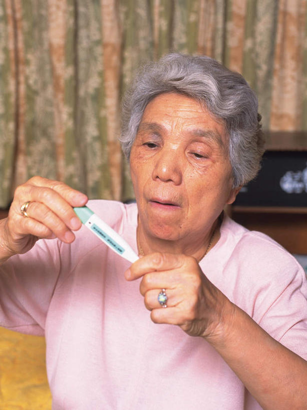 东方人,一个人,坐,竖图,室内,白天,正面,安全,生活用品,亚洲,仅一个女性,仅一个人,握,医学,测量,器材,温度计,拿,拿着,注视,黄种人,显示屏,体温计,观察,看,握着,仅一个老年女性,观看,快速,温度,察看,感冒,医疗,卫生,准确,体温,关注,精度,精准,发烧,电子温度计,电子体温计,流感,物理,感温头,温度传感器,读数,快捷,医用温度计,量温棒,热电偶,老年女性,女人,女性,亚洲人,坐着,半身,彩图