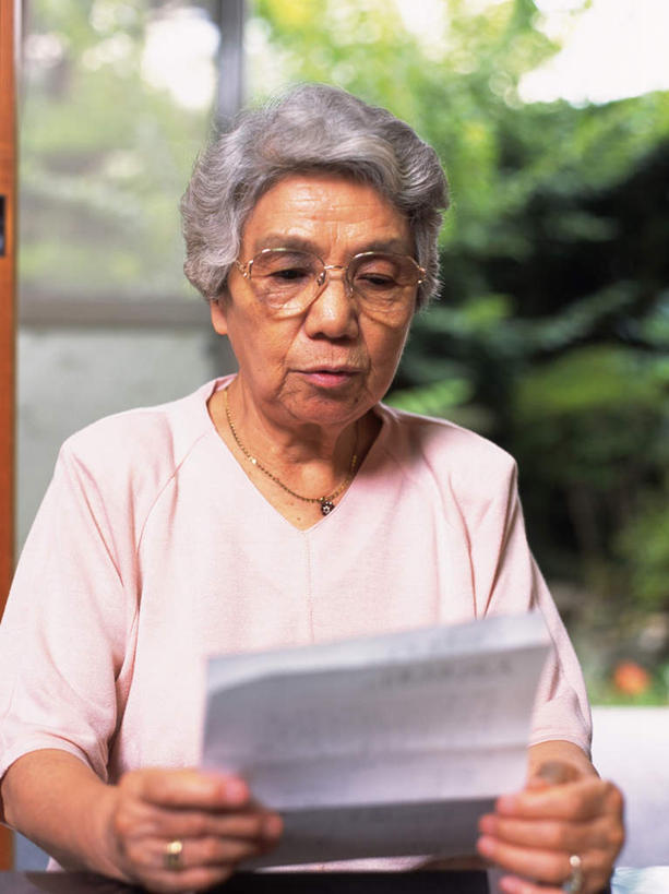 东方人,一个人,坐,竖图,室内,白天,正面,植物,门,项链,亚洲,仅一个女性,仅一个人,握,服装,装饰,眼镜,信,拿,拿着,注视,休闲装,黄种人,树,树木,衣服,粉色,绿色,自然,戒指,门框,观察,看,休闲,休闲服,握着,服饰,仅一个老年女性,生长,成长,信件,观看,华丽,修饰,点缀,察看,关注,近视眼镜,衬托,美观,雅致,雅观,老年女性,女人,女性,亚洲人,坐着,半身,彩图