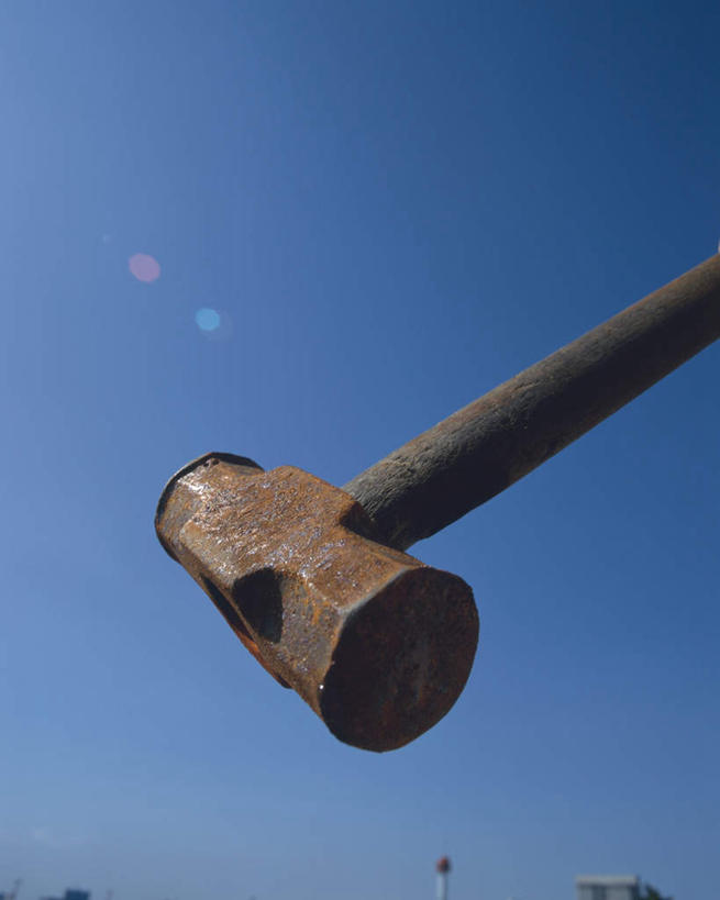 无人,竖图,室外,白天,仰视,敲打,锤子,工具,榔头,一个,单个,五金,变形,紧固,矫正,塑形,牢固,彩图,低角度拍摄