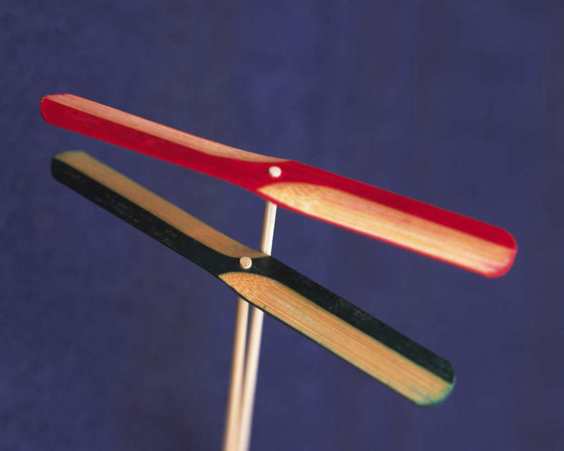 无人,横图,俯视,室内,白天,游戏,玩具,蓝色背景,日本文化,玩,文化,娱乐,两个,休闲,益智,摄影,影棚,活动,发泄,消遣,智力,竹蜻蜓,宣泄,玩耍,嬉戏,彩图,高角度拍摄,影棚拍摄,拍摄