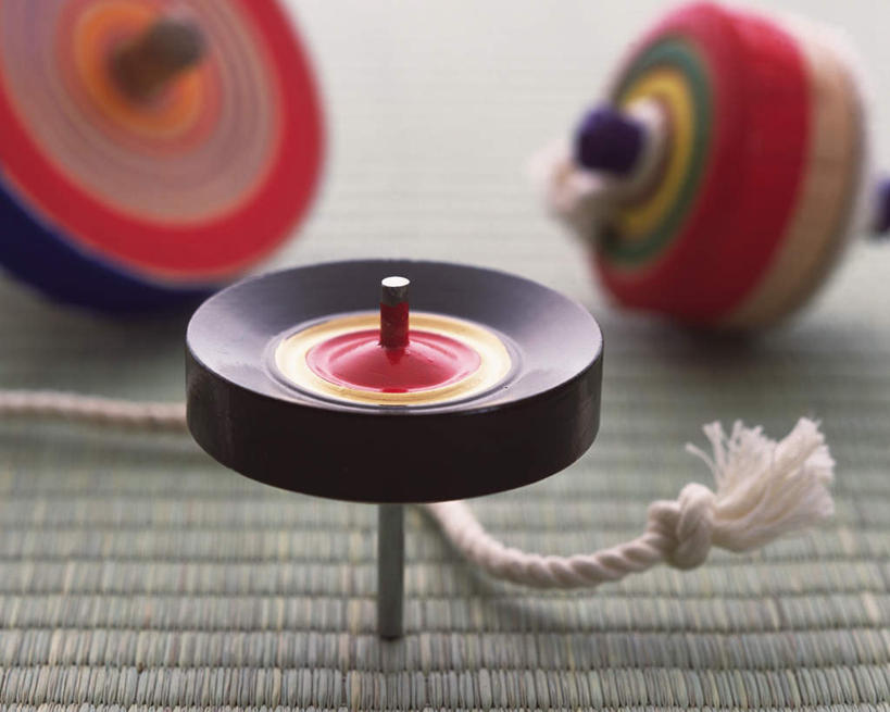 无人,横图,俯视,室内,特写,白天,游戏,桌子,朦胧,模糊,日本文化,玩,文化,娱乐,三个,陀螺,休闲,益智,活动,发泄,消遣,智力,宣泄,陀罗,干乐,冰尜,打老牛,独乐,玩耍,嬉戏,彩图,高角度拍摄