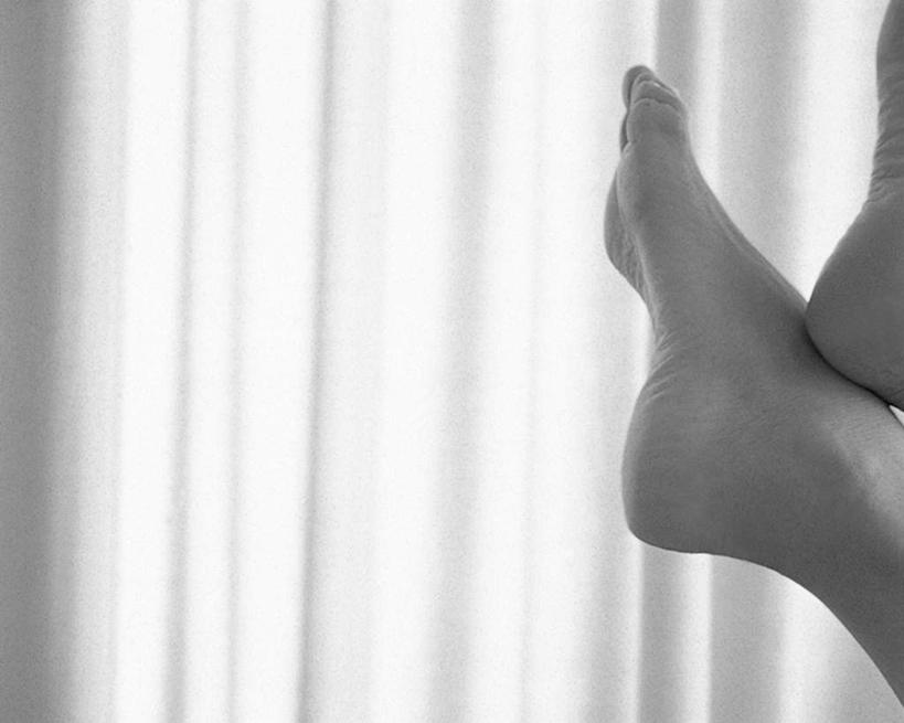 东方人,腿部,脚,脚趾,脚趾甲,腿,一个人,横图,黑白,室内,白天,侧面,性感,窗帘,亚洲,仅一个年轻女性,仅一个女性,仅一个人,抬腿,黄种人,裸露,诱惑,赤裸,裸,年轻女性,女人,女性,亚洲人,脚指甲,半身