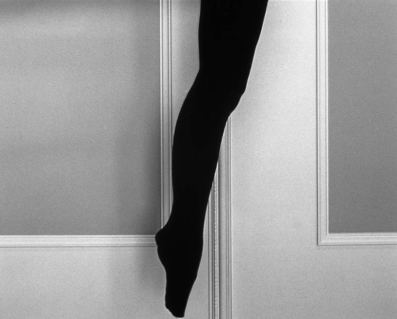 东方人,一个人,横图,黑白,室内,白天,侧面,高跟鞋,性感,亚洲,仅一个年轻女性,仅一个女性,仅一个人,一双,墙,黄种人,裸露,墙壁,墙面,黑色,诱惑,赤裸,踮,踮脚,丝袜,裸,长筒袜,年轻女性,女人,女性,亚洲人,半身