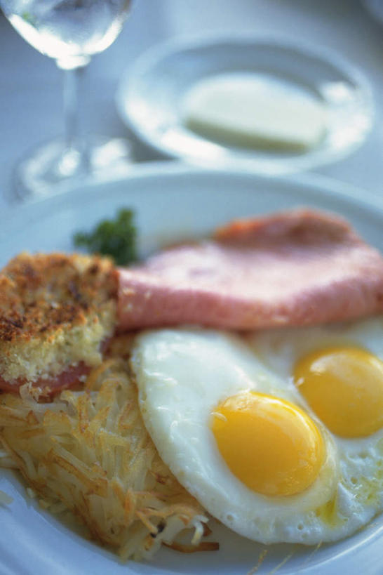 点心,面包,无人,竖图,俯视,室内,特写,白天,烹饪,西餐,餐桌,桌子,杯子,餐具,朦胧,模糊,碟子,高脚杯,盘,蛋,荷包蛋,鸡蛋,料理,食品,面点,红酒杯,菜肴,美食,玻璃制品,食物,糕点,两个,一个,盘子,酒杯,碟,西式,佳肴,单个,餐台,熏肉,草鸡蛋,玻璃杯,彩图,高角度拍摄