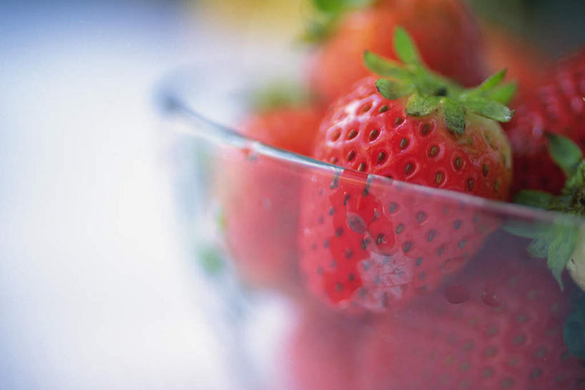 无人,横图,室内,特写,白天,正面,草莓,水果,玻璃,一堆,许多,堆叠,堆积,朦胧,模糊,新鲜,生食,食品,果实,玻璃制品,食物,果盆,摄影,有机食品,绿色食品,影棚,堆,进餐用具,烹调用具,洋莓,水果皇后,红莓,地莓,彩图,影棚拍摄,拍摄