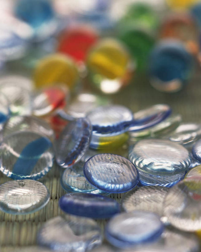 无人,竖图,俯视,室内,特写,白天,游戏,静物,玩具,许多,朦胧,模糊,散落,透明,圆形,席子,玩,娱乐,弹珠,玻璃制品,休闲,益智,活动,草席,发泄,消遣,欣赏,智力,弹球,宣泄,美观,玩耍,嬉戏,彩图,高角度拍摄