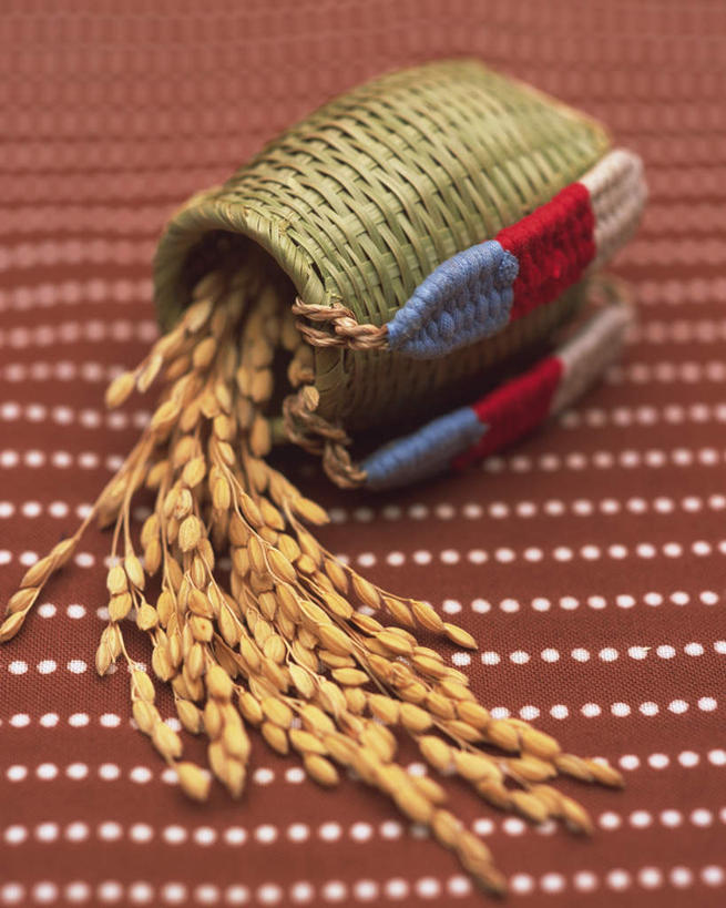 无人,竖图,俯视,室内,特写,白天,农作物,餐桌,桌子,静物,朦胧,模糊,壶,斑点,谷物,稻穗,水稻,稻,一个,红色,藤编,单个,餐台,五谷,彩图,高角度拍摄