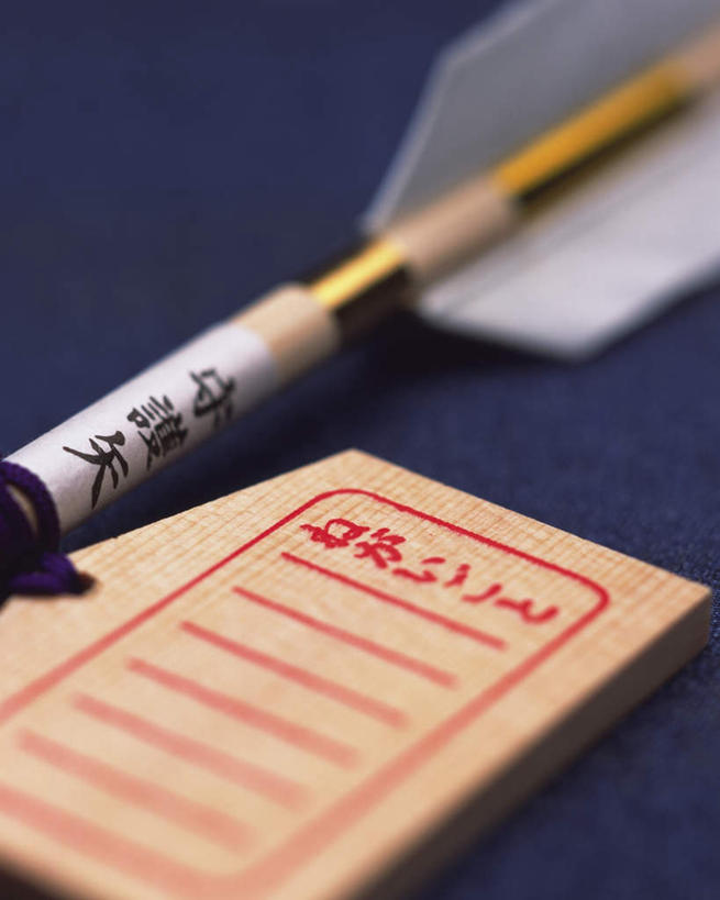 无人,竖图,俯视,室内,特写,白天,桌面,桌子,静物,蓝色背景,朦胧,模糊,标志,弓箭,文字,标识,一个,蓝色,箭,摄影,影棚,单个,牌,彩图,高角度拍摄,影棚拍摄,拍摄