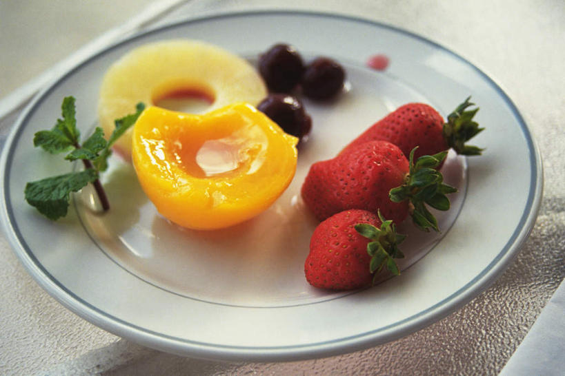 无人,横图,俯视,室内,特写,白天,餐桌,桌子,草莓,黑莓,桃子,餐具,水果,许多,切开,新鲜,碟子,盘,生食,食品,果实,食物,黄色,红色,紫色,盘子,碟,切,黄桃,有机食品,绿色食品,餐台,剖面,切面,肺果,露莓,洋莓,水果皇后,红莓,地莓,彩图,高角度拍摄