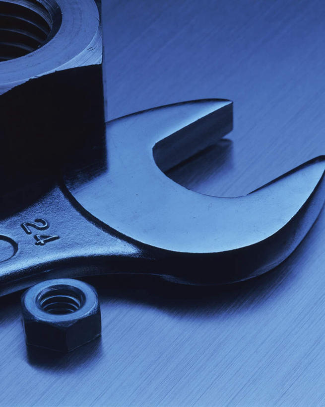 无人,竖图,俯视,室内,特写,白天,桌面,桌子,静物,连接,组合,工具,扳手,链接,螺母,螺帽,五金,紧固,拼接,拼凑,拼合,凑集,聚合,撮合,链结,牢固,扳头,彩图,高角度拍摄