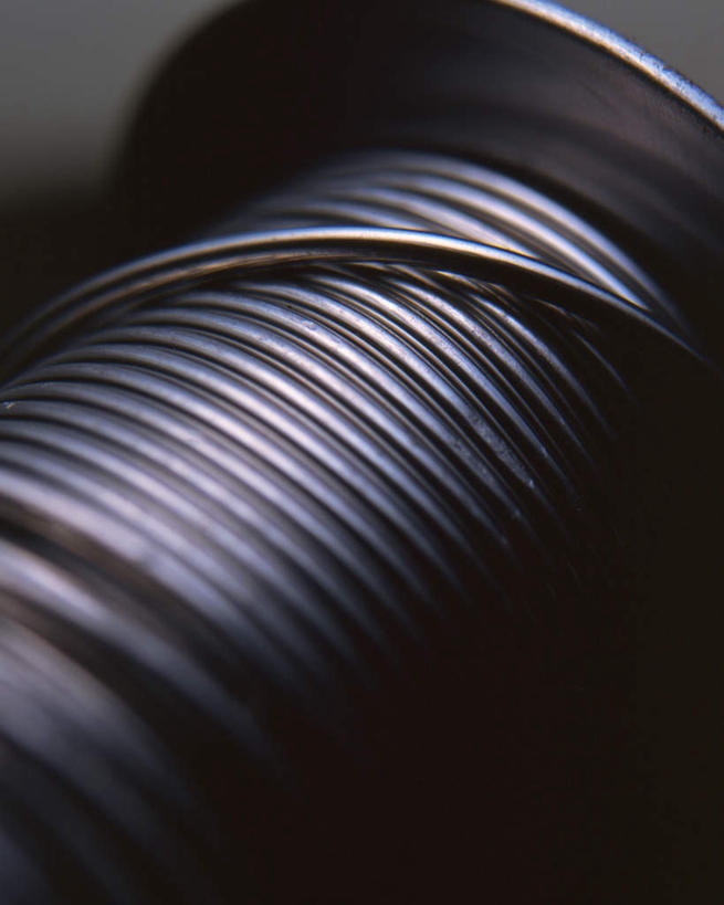 无人,竖图,俯视,室内,特写,白天,静物,金属制品,一捆,连接,灰色背景,组合,弯曲,环绕,卷曲,围绕,金属,螺旋,铁丝,摄影,影棚,链接,五金,紧固,拼接,拼凑,拼合,凑集,聚合,撮合,链结,牢固,彩图,高角度拍摄,影棚拍摄,拍摄