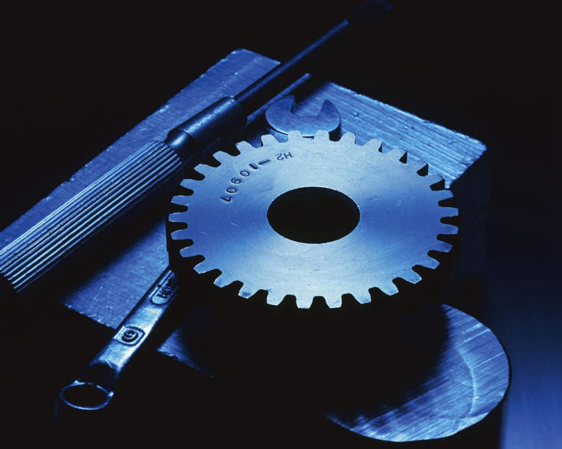 无人,横图,俯视,室内,特写,白天,零件,齿轮,静物,连接,灰色背景,组合,钢铁,铁,工具,长方体,摄影,影棚,扳手,螺丝刀,起子,链接,五金,紧固,拼接,圆柱体,拼凑,铁块,梅花扳手,拼合,凑集,聚合,撮合,链结,牢固,扳头,改锥,彩图,高角度拍摄,影棚拍摄,拍摄