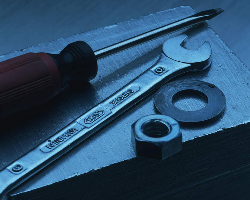 无人,横图,俯视,室内,特写,白天,静物,连接,阴影,组合,反射,钢铁,铁,金属,工具,影子,长方体,摄影,影棚,扳手,螺丝刀,起子,链接,螺母,螺帽,五金,紧固,拼接,拼凑,铁块,垫圈,拼合,凑集,聚合,撮合,链结,牢固,扳头,改锥,彩图,高角度拍摄,影棚拍摄,拍摄