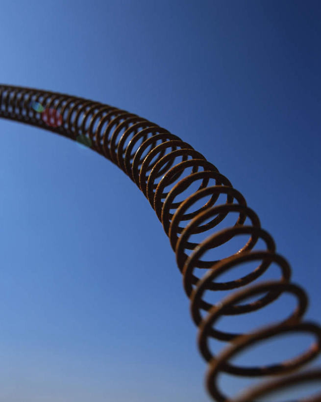 无人,竖图,室外,特写,白天,仰视,静物,金属,弹簧,工具,三个,蓝色,蓝天,天空,天,工业,晴朗,机械工程,工程,万里无云,晴空,晴空万里,彩图,低角度拍摄