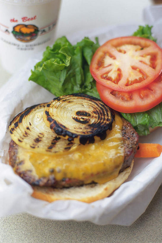 无人,竖图,俯视,室内,特写,白天,烹饪,西餐,餐桌,桌子,西红柿,洋葱,杯子,餐具,碟子,盘,生菜,莴苣,莴笋,肉,汉堡,牛肉,料理,食品,菜肴,美食,肉类,食物,盘子,纸制品,碟,快餐,西式,摄影,佳肴,影棚,餐台,纸杯,一次性杯子,肉食,西式快餐,垃圾食品,叶用莴笋,香笋,春菜,鹅仔菜,莴仔菜,圆葱,洋葱头,球葱,番茄,彩图,高角度拍摄,影棚拍摄,拍摄