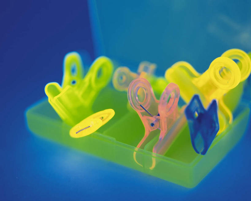 无人,横图,俯视,室内,特写,白天,数码,科技,静物,许多,阴影,朦胧,模糊,网络,塑料,收纳盒,高光,几何,计算机图形,合成,盒子,粉色,黄色,蓝色,夹子,塑料制品,橙色,电脑合成图,数码合成图,收纳,写实,具体,具象,彩图,高角度拍摄