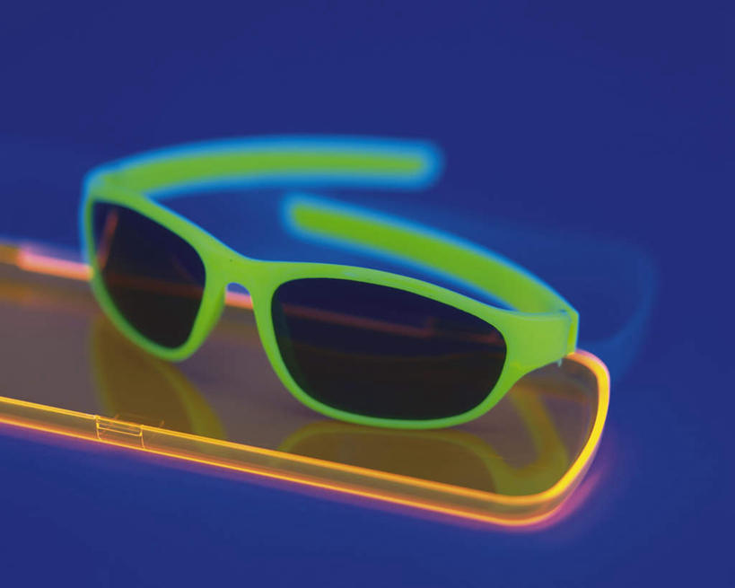 无人,横图,俯视,室内,特写,白天,数码,科技,静物,一副,阴影,网络,墨镜,眼镜,高光,几何,计算机图形,合成,盒子,太阳镜,太阳眼镜,遮阳镜,电脑合成图,数码合成图,眼镜盒,写实,具体,具象,彩图,高角度拍摄