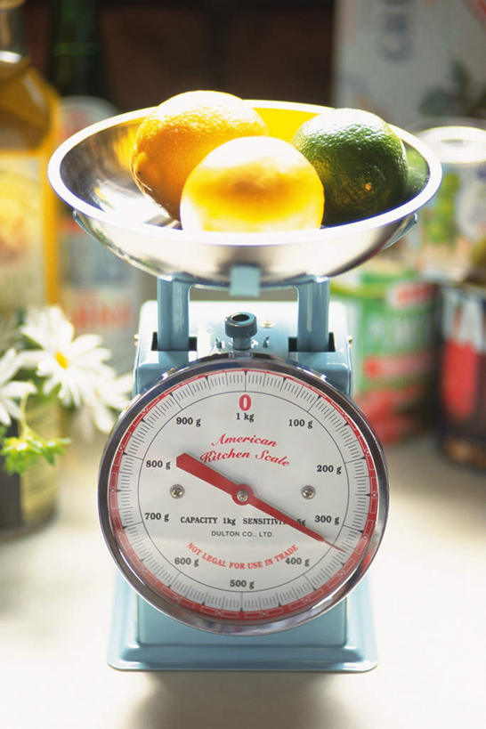 无人,竖图,俯视,室内,特写,白天,餐桌,桌子,柑橘,水果,朦胧,模糊,新鲜,标志,数字,文字,字符,刻度,字母,生食,食品,果实,指针,标识,食物,三个,重量,有机食品,绿色食品,餐台,台秤,案秤,秤,橘子,桔子,橙子,橙,彩图,高角度拍摄