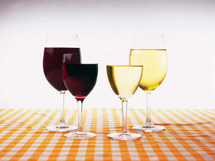 葡萄酒,无人,横图,室内,特写,白天,白色背景,正面,静物,杯子,一排,整齐,布料,高脚杯,红酒杯,白葡萄酒,四杯,布纹,玻璃制品,酒,桌布,饮料,排列,餐巾,酒杯,台布,四个,红葡萄酒,摄影,影棚,队列,玻璃杯,彩图,影棚拍摄,拍摄