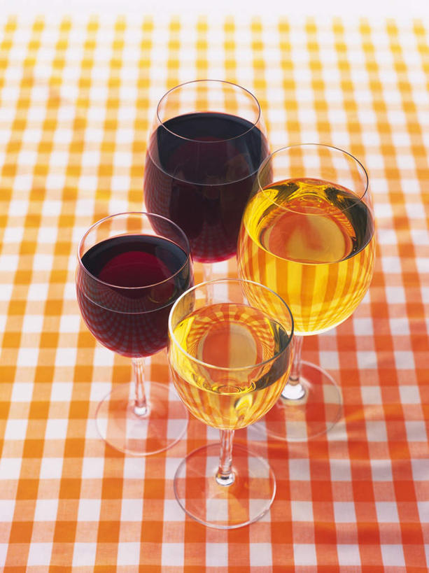 葡萄酒,无人,竖图,俯视,室内,特写,白天,餐桌,桌子,静物,杯子,布料,高脚杯,红酒杯,白葡萄酒,四杯,布纹,玻璃制品,酒,桌布,饮料,餐巾,酒杯,台布,红葡萄酒,摄影,影棚,餐台,玻璃杯,彩图,高角度拍摄,影棚拍摄,拍摄