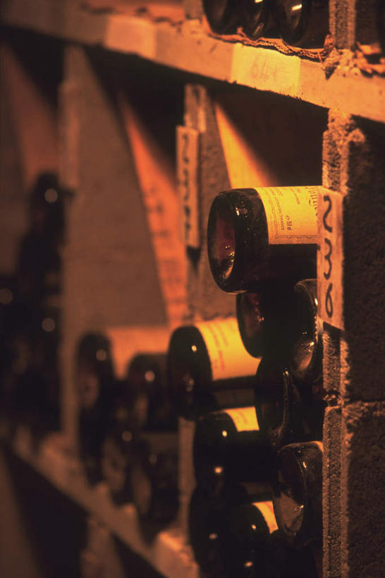 无人,竖图,俯视,室内,特写,白天,柜子,静物,一排,许多,整齐,木制,标志,数字,文字,字符,字母,木柜,仓库,红酒瓶,标识,酒窖,架子,玻璃制品,酒瓶,排列,玻璃瓶,瓶子,堆,队列,彩图,高角度拍摄