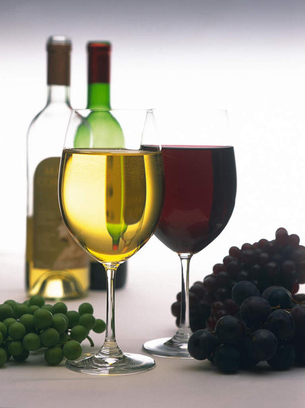 葡萄酒,无人,竖图,室内,特写,白天,白色背景,正面,餐桌,桌子,葡萄,杯子,水果,两瓶,三串,一排,新鲜,整齐,高脚杯,生食,食品,果实,红酒杯,白葡萄酒,两杯,红酒瓶,玻璃制品,酒,酒瓶,食物,饮料,排列,绿色,紫色,玻璃瓶,酒杯,瓶子,红葡萄酒,摄影,有机食品,绿色食品,影棚,餐台,队列,玻璃杯,山葫芦,蒲桃,草龙珠,彩图,影棚拍摄,拍摄