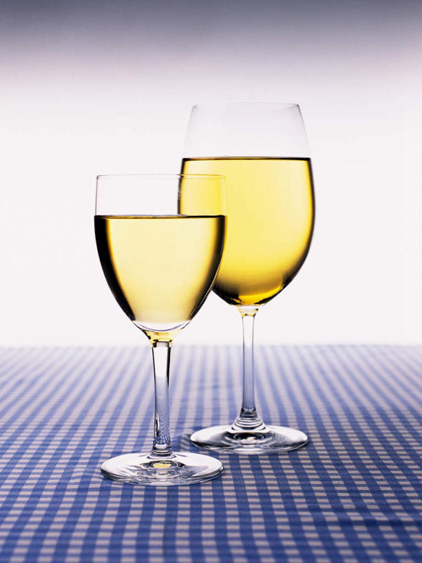 葡萄酒,无人,竖图,室内,特写,白天,白色背景,正面,餐桌,桌子,静物,杯子,一排,整齐,布料,高脚杯,红酒杯,白葡萄酒,两杯,布纹,玻璃制品,酒,桌布,饮料,排列,餐巾,酒杯,台布,摄影,影棚,餐台,队列,玻璃杯,彩图,影棚拍摄,拍摄