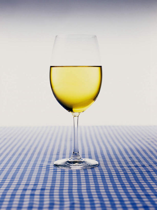 葡萄酒,无人,竖图,室内,特写,白天,白色背景,正面,餐桌,桌子,静物,杯子,布料,高脚杯,红酒杯,白葡萄酒,一杯,布纹,玻璃制品,酒,桌布,饮料,餐巾,酒杯,台布,摄影,影棚,餐台,玻璃杯,彩图,影棚拍摄,拍摄