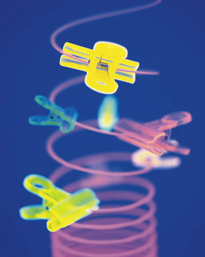 无人,竖图,俯视,室内,特写,白天,零件,数码,科技,静物,阴影,蓝色背景,朦胧,模糊,网络,弹簧,工具,塑料,高光,几何,计算机图形,合成,一个,黄色,红色,绿色,夹子,塑料制品,四个,工业,机械工程,电脑合成图,数码合成图,工程,衣夹,写实,具体,具象,彩图,高角度拍摄