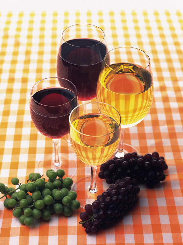 葡萄酒,无人,竖图,俯视,室内,特写,白天,白色背景,餐桌,桌子,葡萄,杯子,水果,三串,一排,新鲜,整齐,高脚杯,生食,食品,果实,红酒杯,白葡萄酒,两杯,玻璃制品,酒,食物,饮料,排列,绿色,紫色,酒杯,红葡萄酒,摄影,有机食品,绿色食品,影棚,餐台,队列,玻璃杯,山葫芦,蒲桃,草龙珠,彩图,高角度拍摄,影棚拍摄,拍摄