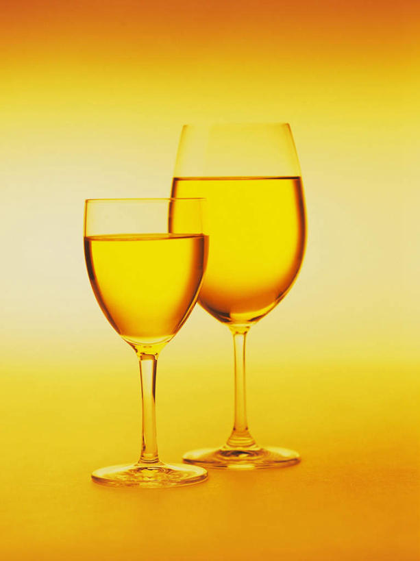 葡萄酒,无人,竖图,室内,特写,白天,正面,餐桌,桌子,静物,杯子,一排,黄色背景,整齐,布料,高脚杯,红酒杯,白葡萄酒,两杯,布纹,玻璃制品,酒,桌布,饮料,排列,餐巾,酒杯,台布,摄影,影棚,餐台,队列,玻璃杯,彩图,影棚拍摄,拍摄