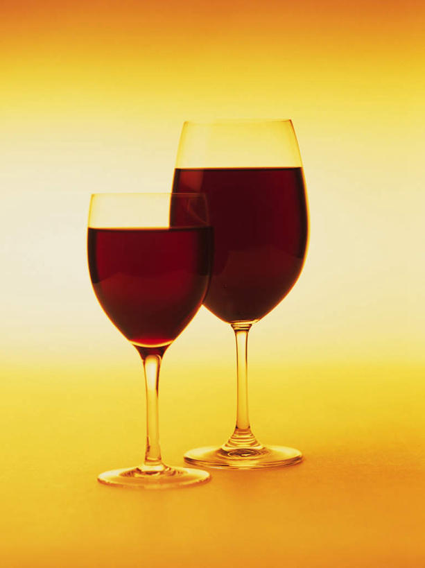 葡萄酒,无人,竖图,室内,特写,白天,正面,餐桌,桌子,静物,杯子,一排,黄色背景,整齐,布料,高脚杯,红酒杯,两杯,布纹,玻璃制品,酒,桌布,饮料,排列,餐巾,酒杯,台布,红葡萄酒,摄影,影棚,餐台,队列,玻璃杯,彩图,影棚拍摄,拍摄