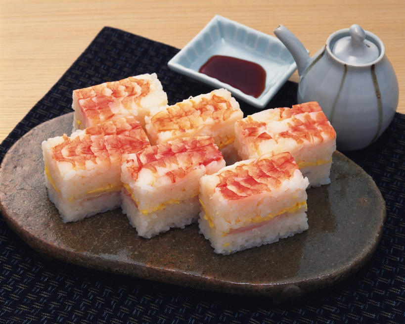 海鲜,米饭,清酒,寿司,无人,餐厅,横图,俯视,室内,特写,白天,烹饪,餐桌,桌子,餐具,一排,许多,整齐,碟子,盘,虾,日本料理,料理,食品,饭,蘸料,酱油,水产,菜肴,美食,海洋生物,玻璃制品,食物,排列,盘子,玻璃瓶,瓶子,碟,日式料理,日式,摄影,佳肴,影棚,餐台,五谷,队列,水生动物,海产品,水生物,海底动物,彩图,高角度拍摄,影棚拍摄,拍摄,餐馆,饭店,饭馆