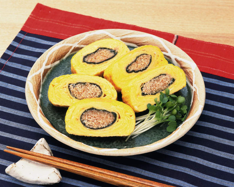 无人,餐厅,横图,俯视,室内,特写,白天,烹饪,餐桌,筷子,桌子,餐具,一副,一排,一双,许多,切开,整齐,碟子,盘,蛋,鸡蛋,日本料理,料理,食品,蛋卷,筷架,半个,筷枕,菜肴,美食,食物,排列,盘子,碟,日式料理,切,一半,日式,摄影,佳肴,影棚,餐台,筷子架,队列,剖面,切面,鸡蛋卷,彩图,高角度拍摄,影棚拍摄,拍摄,餐馆,饭店,饭馆