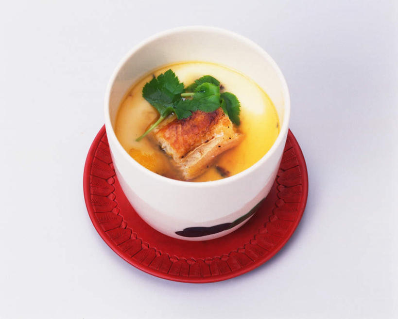 鳗鱼,无人,横图,俯视,室内,特写,白天,白色背景,烹饪,餐桌,桌子,鳗鲡,杯子,餐具,叶子,碟子,盘,蛋,鸡蛋,肉,鱼肉,蒸蛋,日本料理,料理,食品,绿叶,切块,菜肴,美食,肉类,食物,盘子,水杯,碟,日式料理,日式,嫩叶,摄影,佳肴,影棚,餐台,肉食,河鳗,白鳗,青鳝,风馒,叶,叶片,茶杯,白鳝,彩图,高角度拍摄,影棚拍摄,拍摄