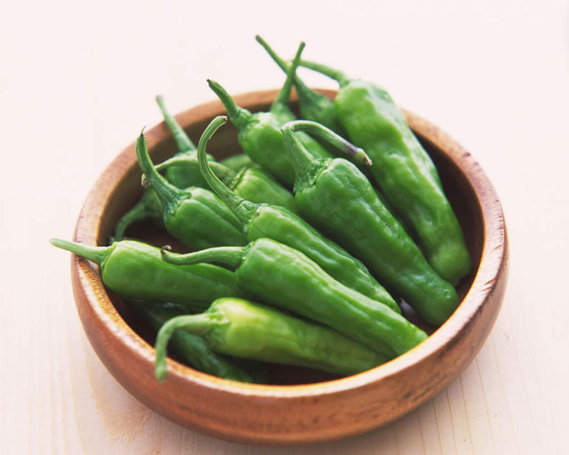 无人,餐厅,横图,俯视,室内,特写,白天,餐桌,桌子,辣椒,蔬菜,一堆,许多,堆积,新鲜,青辣椒,食品,食物,摄影,有机食品,绿色食品,影棚,餐台,堆,辣角,红海椒,大椒,辣虎,广椒,辣子,海椒,番椒,彩图,高角度拍摄,影棚拍摄,拍摄,餐馆,饭店,饭馆