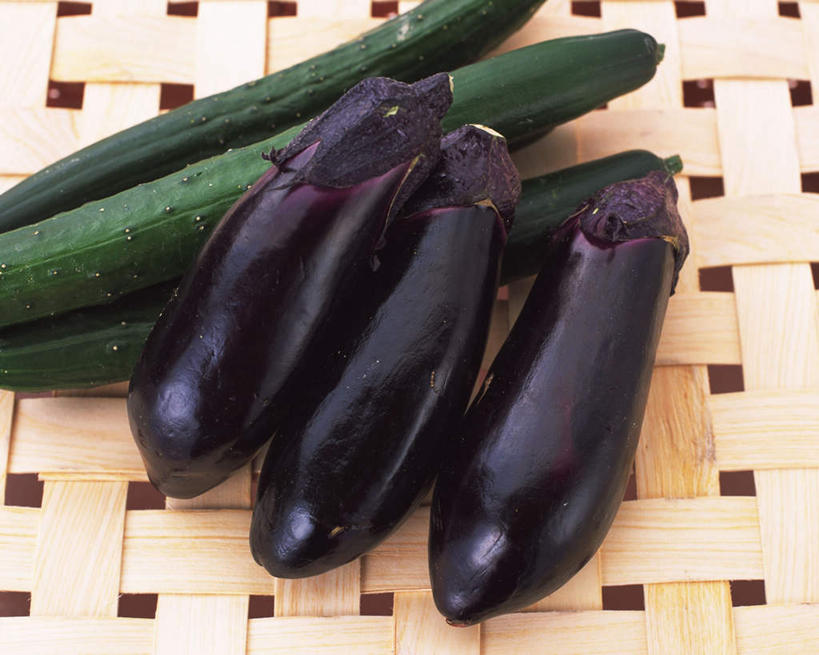 无人,横图,俯视,室内,特写,白天,黄瓜,茄子,蔬菜,一排,许多,新鲜,整齐,食品,竹扁,食物,排列,摄影,有机食品,绿色食品,影棚,竹编,队列,青瓜,落苏,酪酥,昆仑瓜,胡瓜,矮瓜,彩图,高角度拍摄,影棚拍摄,拍摄