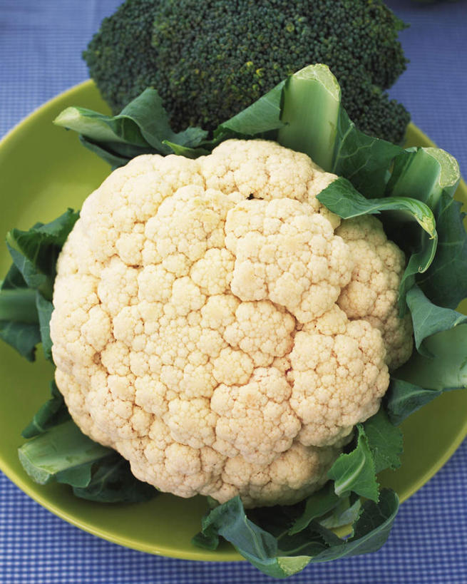 无人,竖图,俯视,室内,特写,白天,蔬菜,餐具,两棵,新鲜,花菜,花椰菜,西兰花,食品,食物,两个,绿色,白色,碗,摄影,有机食品,绿色食品,影棚,进餐用具,烹调用具,彩图,高角度拍摄,影棚拍摄,拍摄