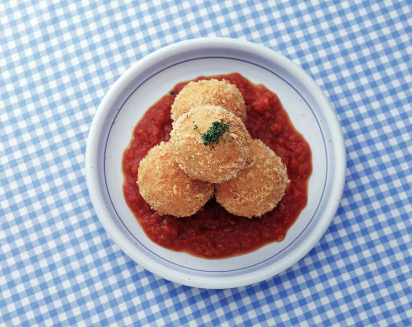 无人,餐厅,横图,俯视,室内,特写,白天,烹饪,西餐,餐桌,桌子,餐具,一堆,许多,堆叠,堆积,布料,碟子,方格,格子,盘,料理,食品,布纹,肉饼,菜肴,美食,桌布,食物,蓝色,白色,盘子,餐巾,碟,台布,西式,炸,摄影,佳肴,影棚,餐台,堆,彩图,高角度拍摄,影棚拍摄,拍摄,餐馆,饭店,饭馆