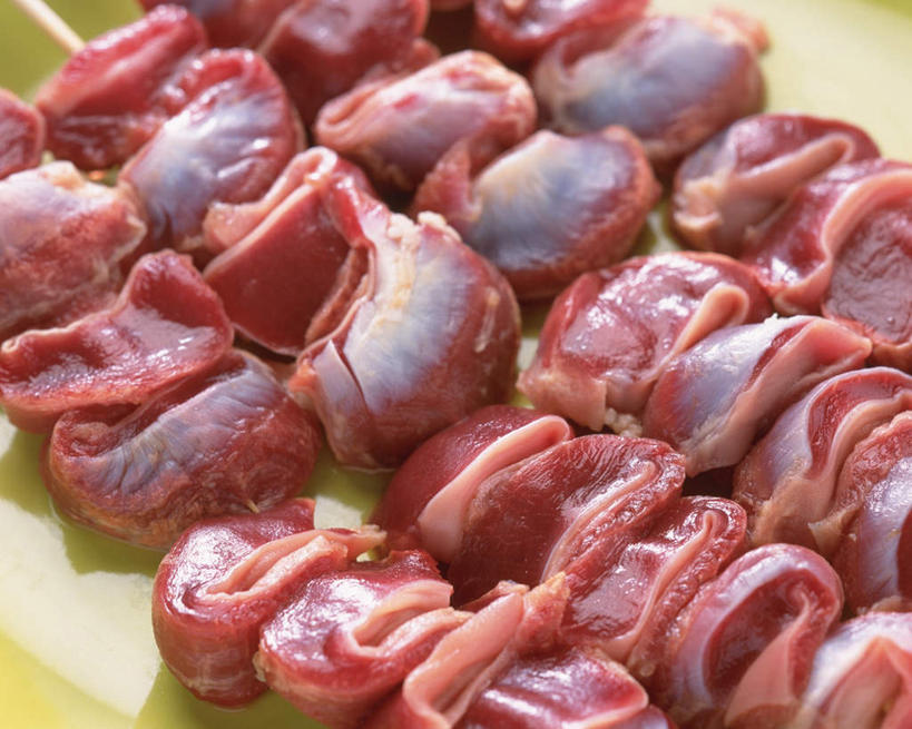 内脏,无人,横图,俯视,室内,特写,白天,烧烤,桌面,餐具,一堆,一排,许多,阴影,堆叠,堆积,黄色背景,整齐,光线,碟子,盘,牙签,影子,鸡肉,肉,食品,烤肉,肉类,竹签,食物,排列,黄色,红色,阳光,盘子,碟,摄影,影棚,堆,队列,肉食,鸡肫,肫,彩图,高角度拍摄,影棚拍摄,拍摄